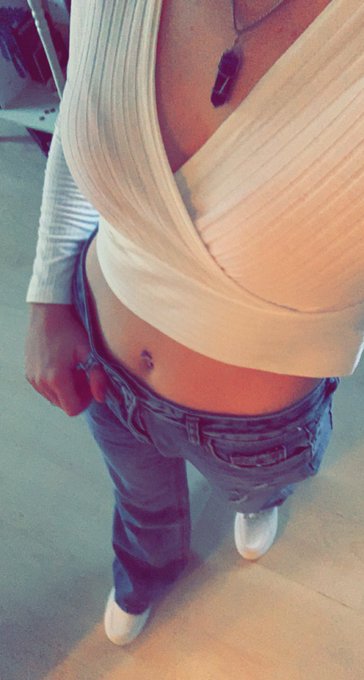 add me on snapchat ;) snap: starbucks451. find me on ph!! https://t.co/avleSgS7m0 https://t.co/fvUk9