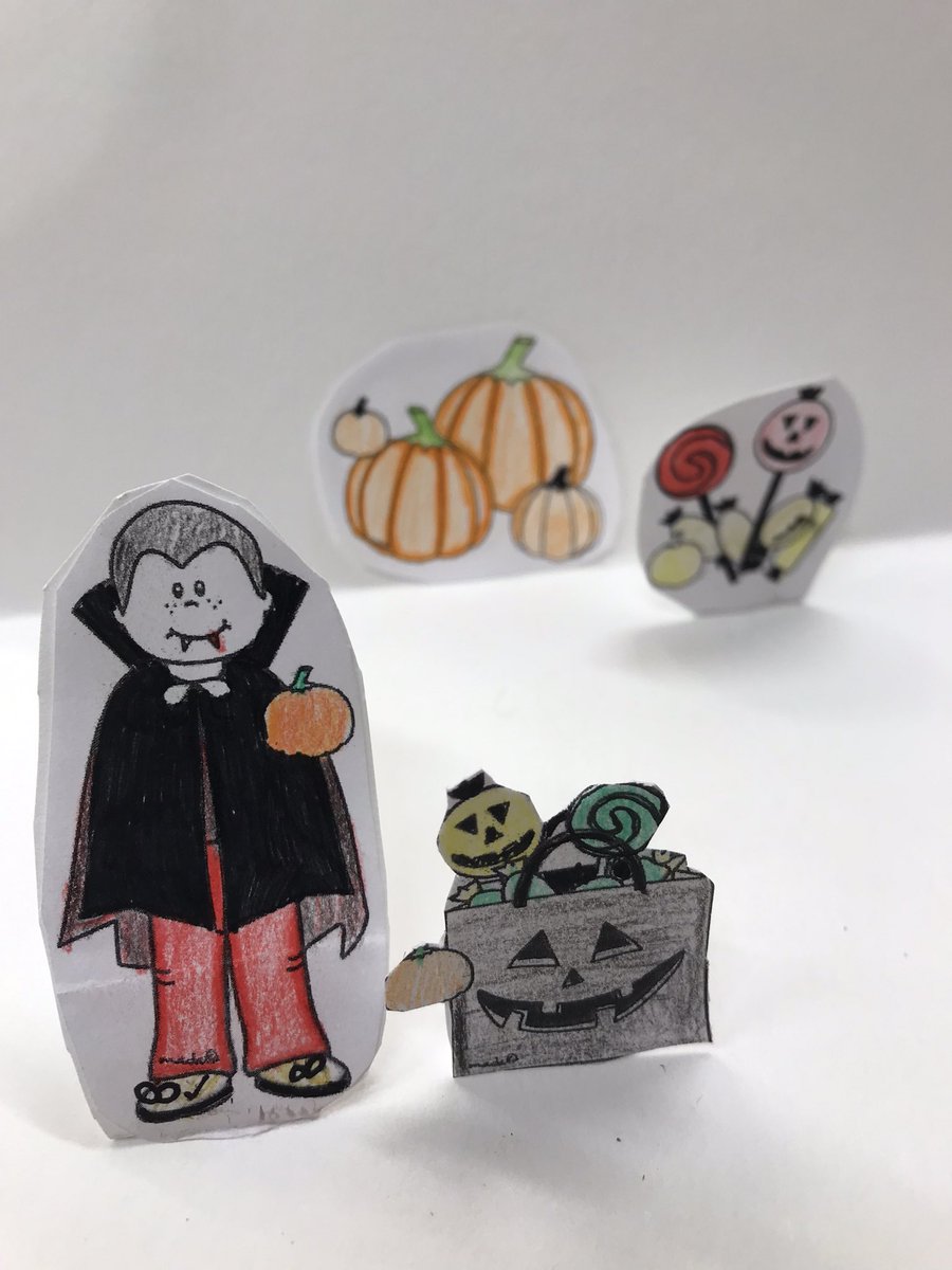 Lektionsbesök idag hos Mansiri, modersmålslärare i thai. En härlig mix av Halloweenord och uttalsträning. Visste ni att det finns 32 (!) vokaler i det thailändska alfabetet? 🙏🏼#lidskol #eif