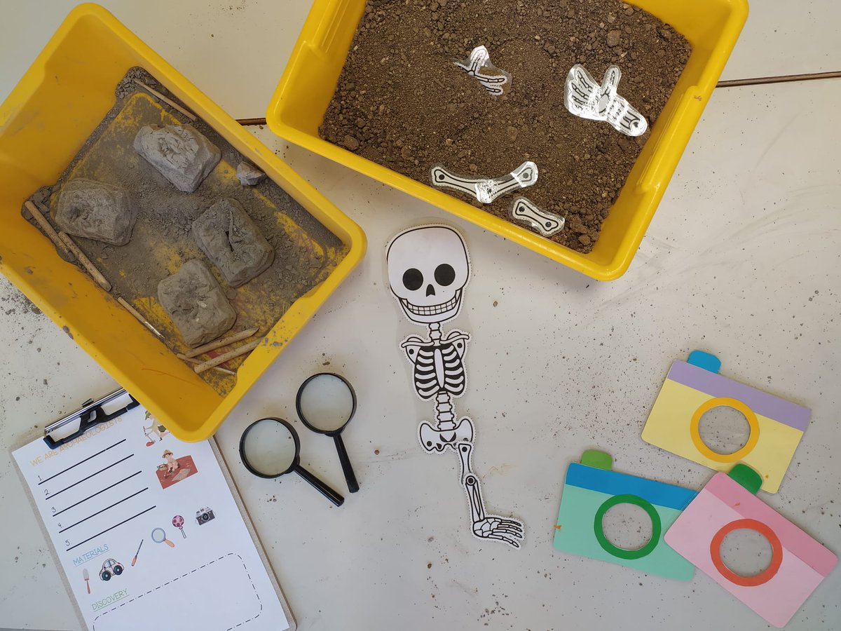 CeipRpa's tweet photo. 💀Archaeologists🦴Durante las sesiones del proyecto bilingüe, los peques de 5 años se han convertido en arqueólogos. Explorando con el pincel y el cincel descubrimos huesos de dinosaurio ¡y hasta un esqueleto! https://t.co/qGQBDqwOBU
