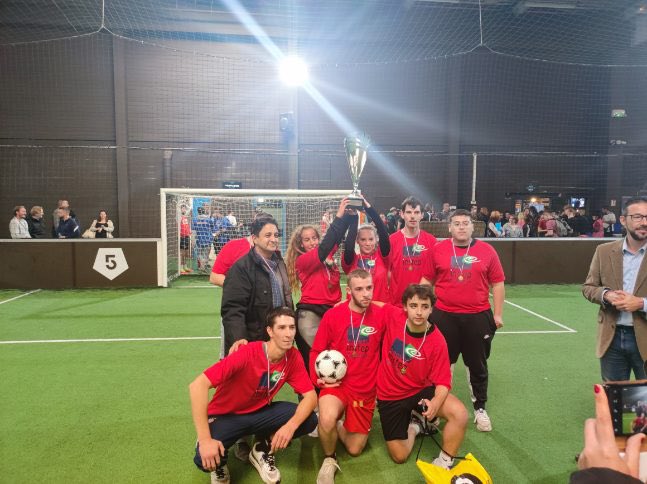 Action innovante mise en place par l’#Assifep au <a href="/lefivefc/">LE FIVE</a> Un But pour l’Emploi.Événement mêlant les valeurs du ⚽️ et de l’emploi.60 demandeurs d’emploi coachés par des dirigeants d’entreprises.Les agences Pôle Emploi #Lens et #Lievin étaient présentes.
@FredericDanel <a href="/VLecreux/">Virginie Lecreux</a>