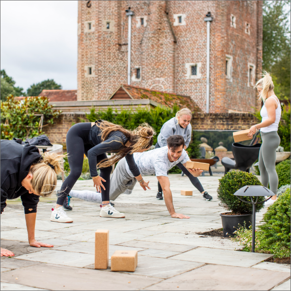 hastaWorld tweet media