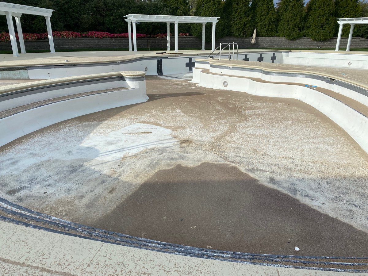 ForestHills_CC's tweet photo. Sandblasting the pool to get ready for a new paint job! https://t.co/QQPj8C0k3Y