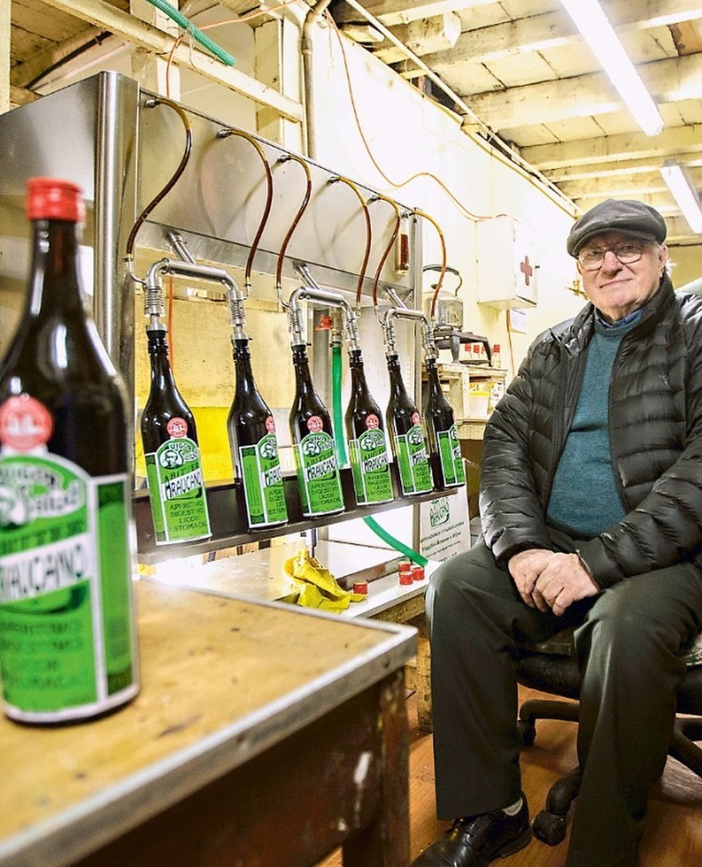 [1] El Araucano es un licor de hierbas elaborado en Valparaíso por la Fábrica de Licores y Jarabes Virgilio Brusco e Hijos, es compuesto por 23 hierbas y semillas que se maceran, alcanzando una graduación alcohólica de 28° y un sabor amargo.