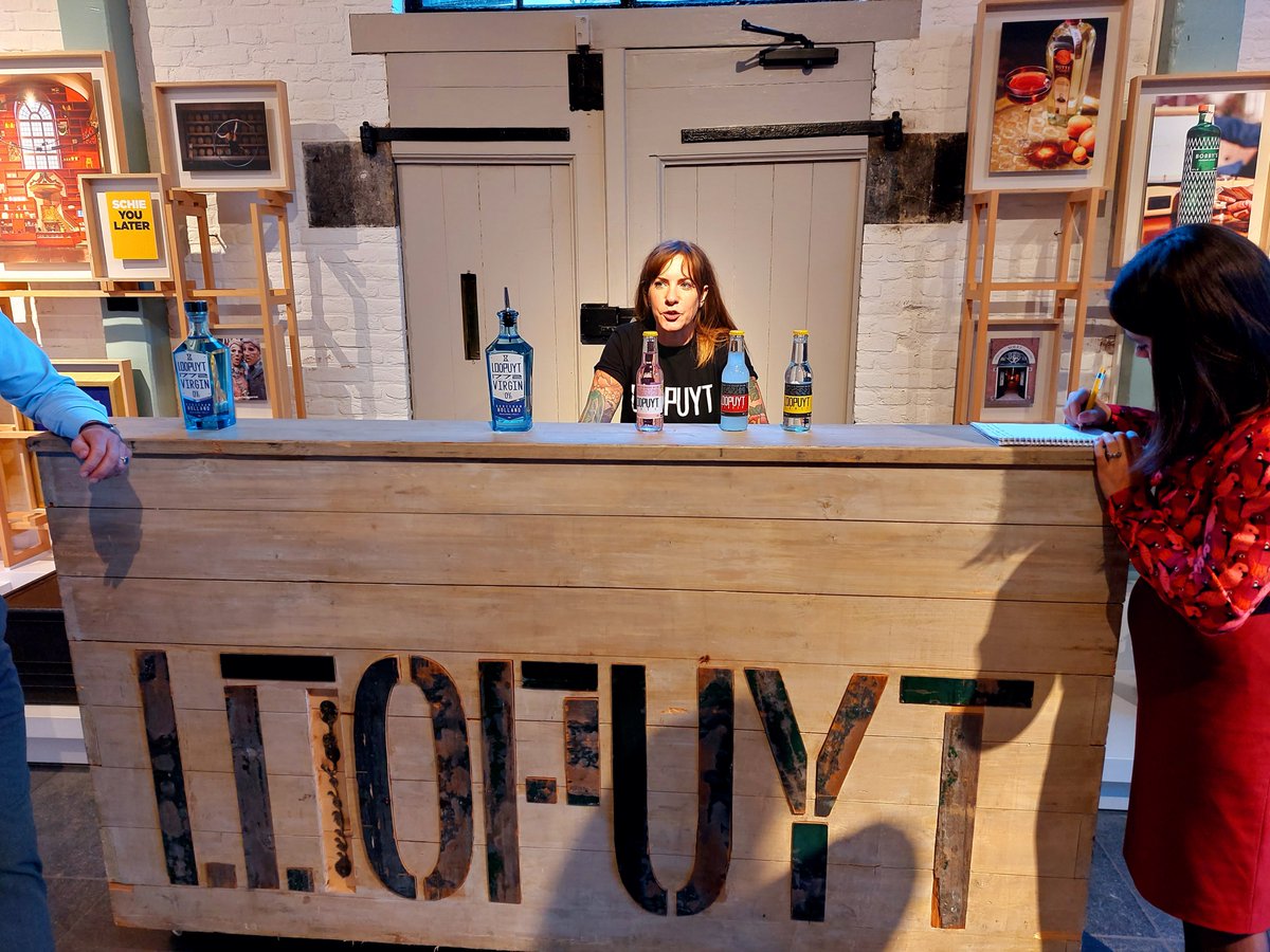 Medewerkers van Schiedam Partners hebben 'n cocktail training van <a href="/Loopuyt/">Loopuyt Dry Gin</a> bartender Marie-Louise gekregen. 
Graag mixen wij 'n Loopuyt Virgin 0% voor jou tijdens Distillers District 3D in 't I-PUNT op de donderdag-, vrijdag- &amp; zaterdagavonden.
Meer info:  sdam.nl/distillers-dis…