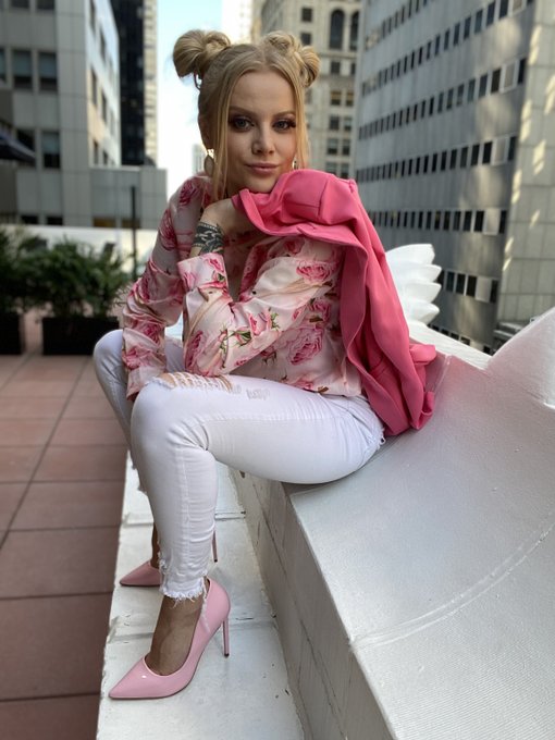 It's the buns for me 😉 https://t.co/RtRfJmAoqH https://t.co/xnBgDnNJ6c