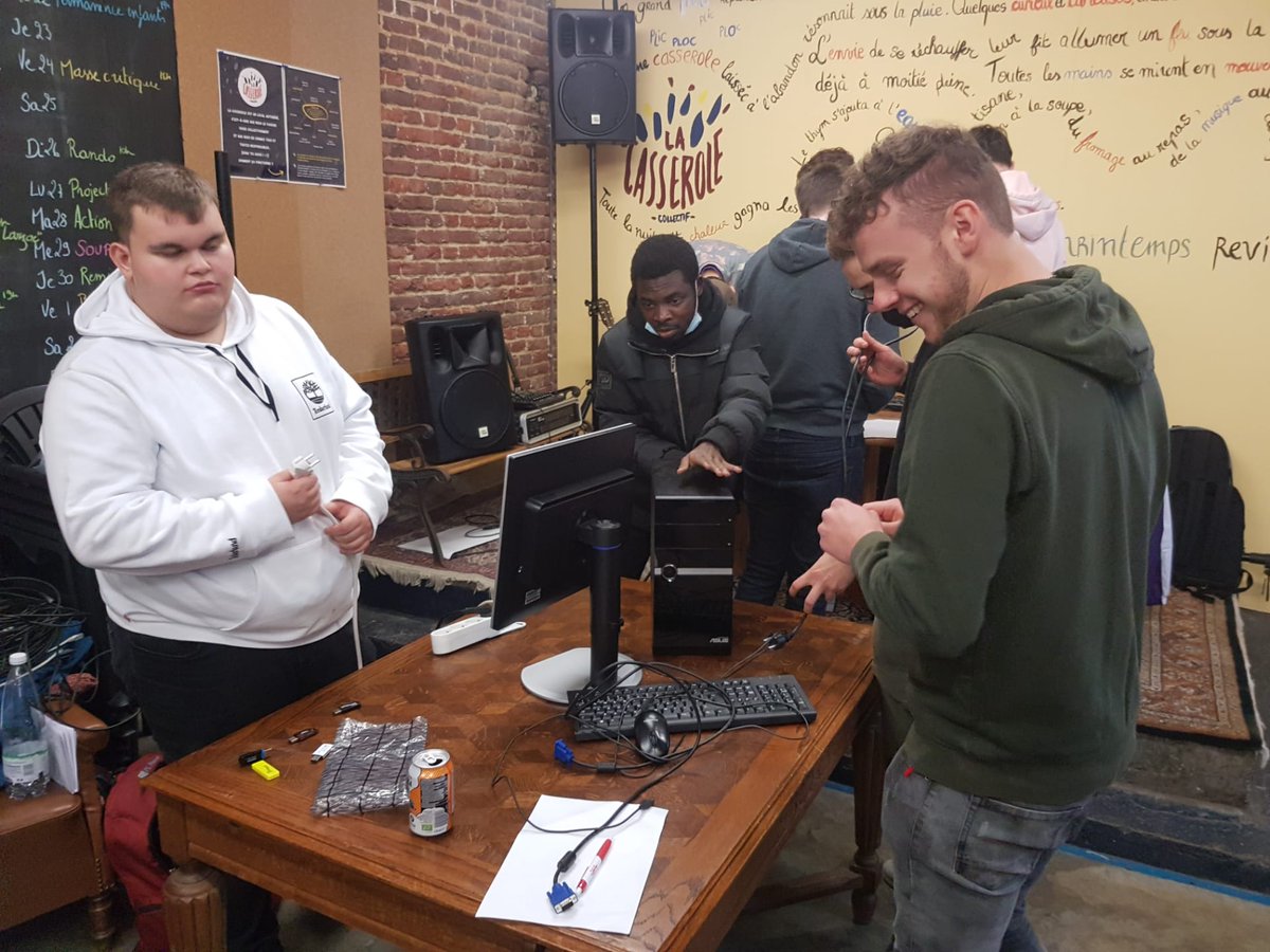 Ce vendredi 15/10, les élèves de 5e et 6e info ont passé une journée à Namur, à "La Casserole". Le matin, ils ont assisté à une exposition  sur la sécurité sociale belge. L'après-midi, ils ont reconditionné 3 ordinateurs dans le but de les mettre à disposition de gens du quartier