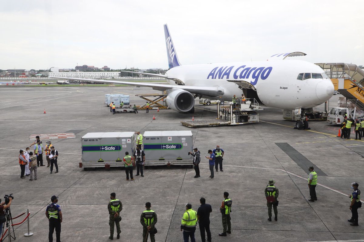 ntfcovid19ph's tweet photo. ARIGATO GOZAIMASU! 

The Japanese government’s donation of 896,000 AstraZeneca vaccines to the Philippines arrived on Thursday, October 28.

The shipment is part of 1,961,600 doses of AstraZeneca vaccines Japan has donated to the country. https://t.co/grsXklqE9R