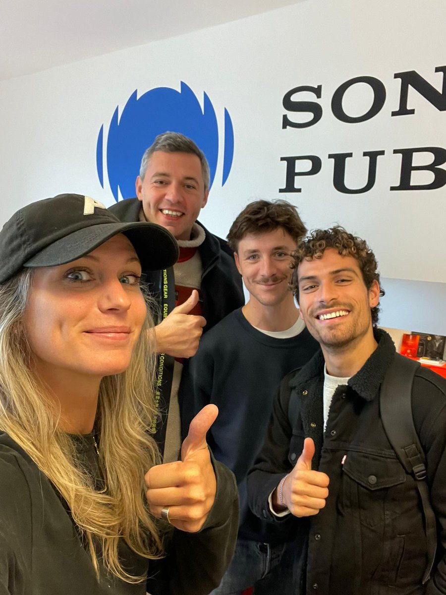Sony Music Publishing | France (@sonymusicpubfr) on Twitter photo #NouvelleSignature ✍️
Nous sommes fiers d’accueillir le talentueux <a href="/oscarantonmusic/">Oscar Anton</a> en collaboration avec nos collègues de <a href="/SonyMusicPubBNL/">Sony Music Publishing | BNLX</a> !
Des concerts et des nouveaux morceaux arrivent très vite 🔥
🤝 OA Records - <a href="/filatureunity/">Filature Unity</a> #NouvelleSignature ✍️
Nous sommes fiers d’accueillir le talentueux <a href="/oscarantonmusic/">Oscar Anton</a> en collaboration avec nos collègues de <a href="/SonyMusicPubBNL/">Sony Music Publishing | BNLX</a> !
Des concerts et des nouveaux morceaux arrivent très vite 🔥
🤝 OA Records - <a href="/filatureunity/">Filature Unity</a>
