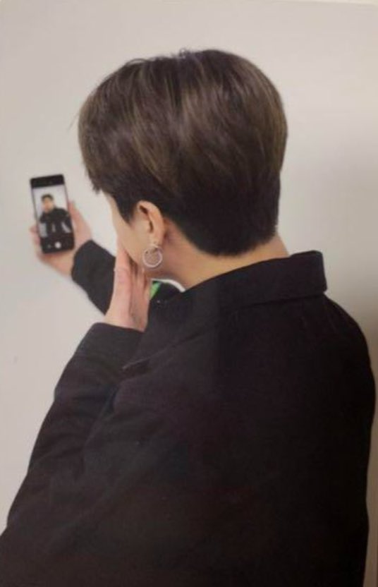 jungkookah_7's tweet photo. Jungkook 😭🔥🔥 the outfit tho !!!!

#jungkook https://t.co/12PThiW06N