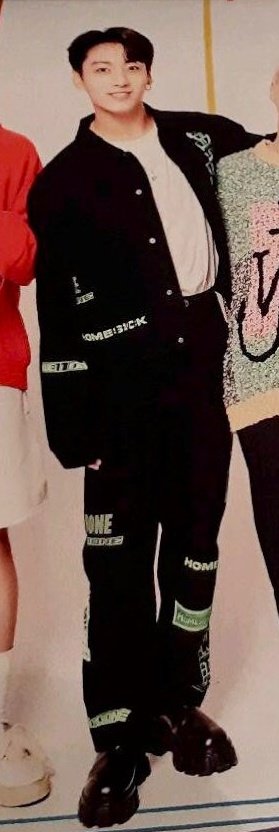 jungkookah_7's tweet photo. Jungkook 😭🔥🔥 the outfit tho !!!!

#jungkook https://t.co/12PThiW06N