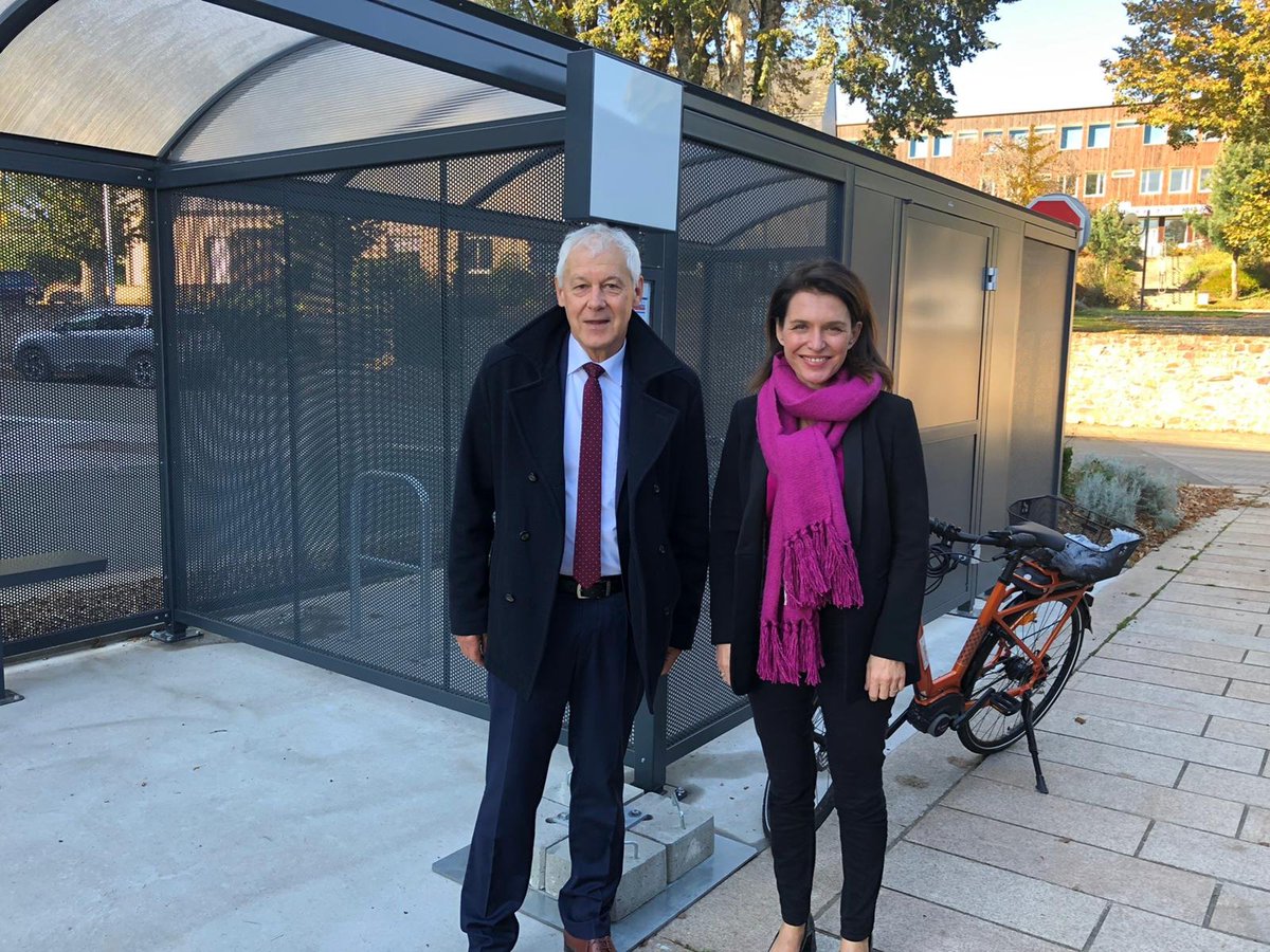 DanielLenoir53's tweet photo. Merci Madame la Présidente @C_MORANCAIS pour votre visite à #villaineslajuhel et ce temps d'arrêt devant le nouveau point de montée #aleops de la ligne régionale #pdl rue Martineau et l'abri bus et abri vélo #mobilite durable #mobilitedouce https://t.co/9etRUB7Kvq