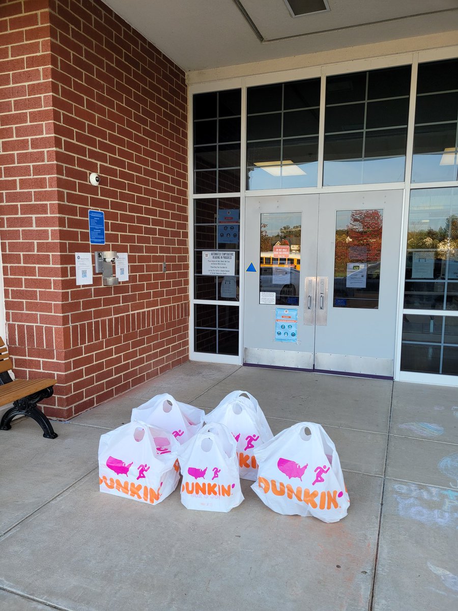 TalalRamadan's tweet photo. A small "sweet" Thank you for the great teachers &amp; staff of Pinebrook ES. Thank you for everything you do for our kids @PThiessen_LCPS @LCPSOfficial @PNBPumaBoyd @ChatilaELL @PNBLibraryLady https://t.co/Nb41GHNN6F