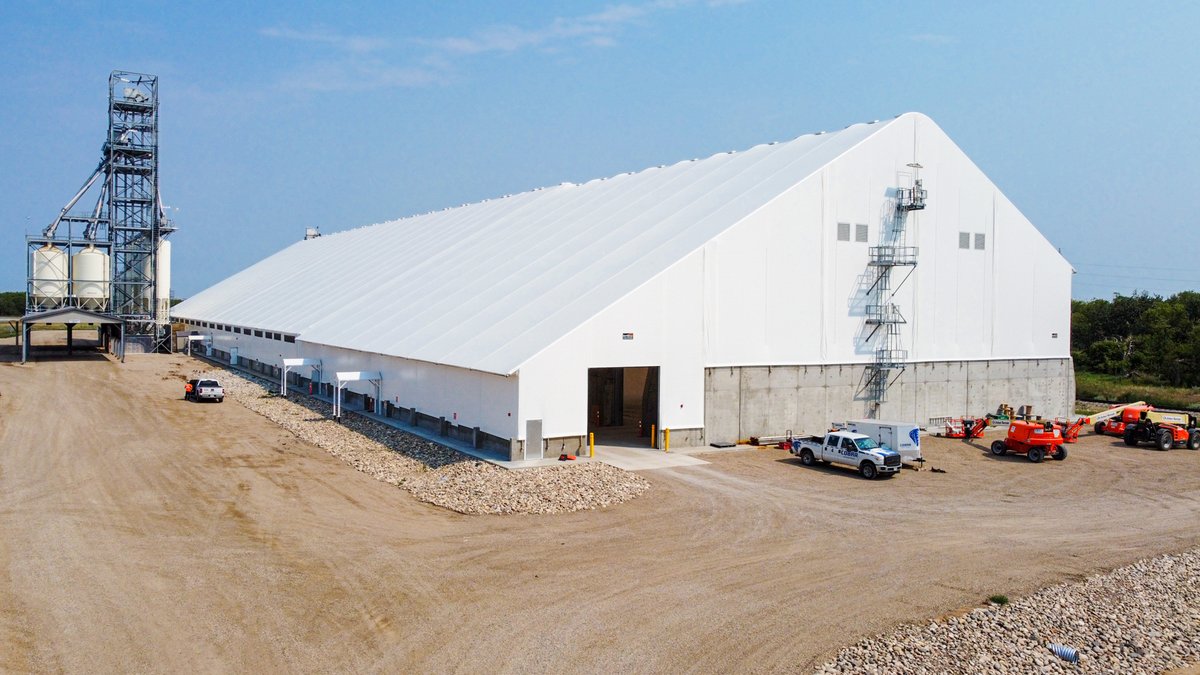 BRITESPAN's tweet photo. A peak inside this impressive 160' x 166' Co-op #fertilizer #storagebuilding completed by @CobraStructures. This #fabricbuilding is fully customized with a 40' x 166' lean-to and bunker walls.
#britespan #britespandealers #bulkstorage #fertilizerstorage #ag https://t.co/0tOQITdupe