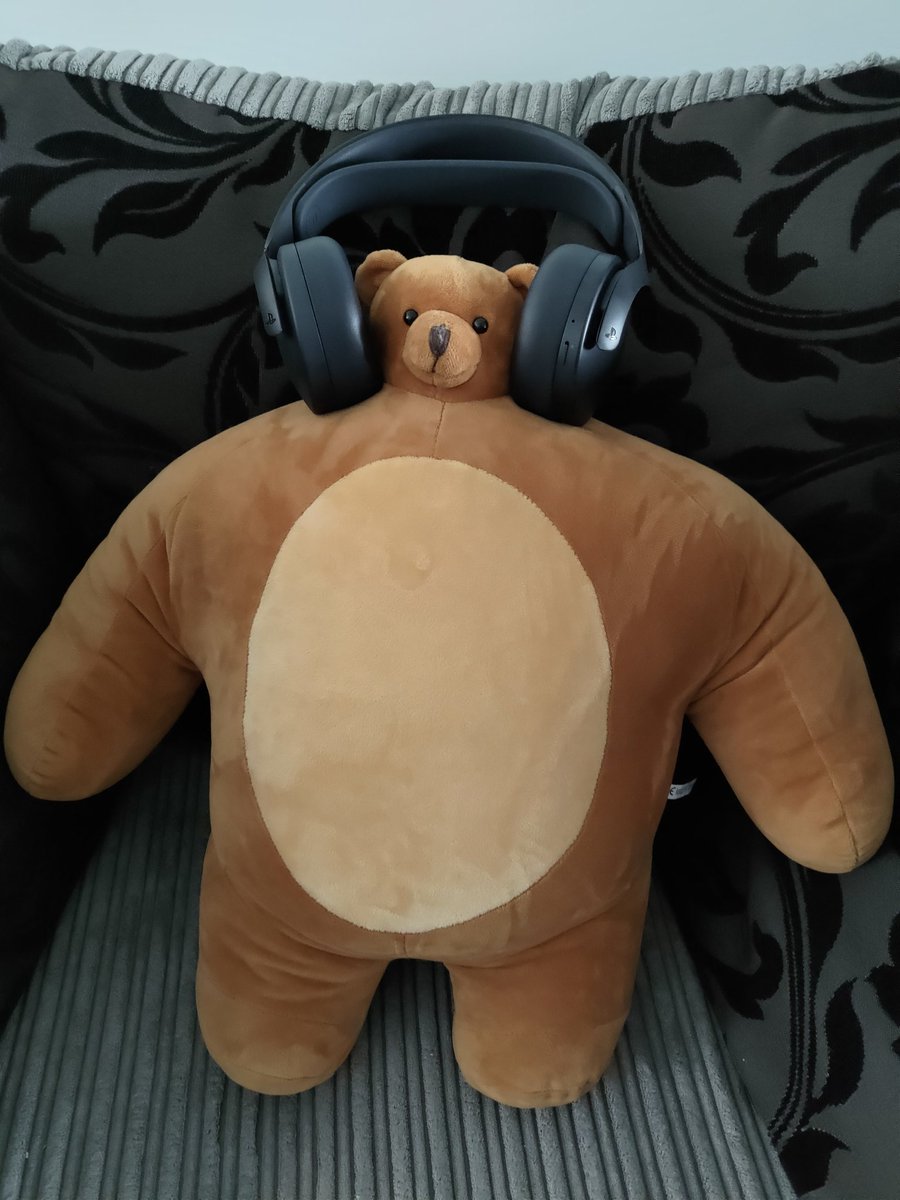 RTGameCrowd's tweet photo. Eyyy @PlayStationIE 

Thank you for the shnazzy headphones

My incredibly buff, peak of physical condition bear loves them https://t.co/QhC7ekCtEJ