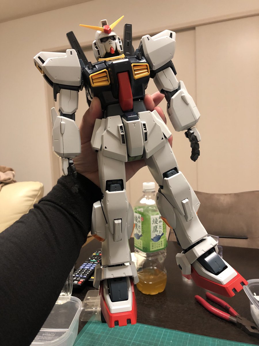 ponsaku3594's tweet photo. PGガンダムmk-2進捗。
夢の国から帰還。3日ぶりに模活したい病にかかったので腰パーツを組み立て。本体とドッキングして、脚パーツもドッキング…ついにmk-2の本体完成！知ってたけど、でけぇ…そしてめっちゃ重い…大きさ伝えにくい🤣
#ガンプラ #pgmk2 #ガンプラ好きと繋がりたい #伝わらない大きさ https://t.co/JgZoXU8Lcs