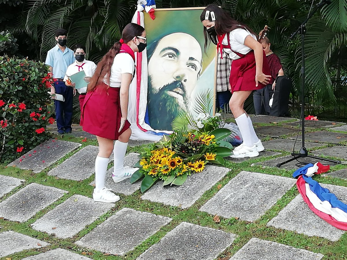 YosbellLima's tweet photo. Acto municipal presidido por las máximas autoridades del territorio, los Santaclareños rindieron tributo al Señor de la Vanguardia. Estudiantes y educadores le cantaron a ese hombre fiel a Fidel y a su pueblo @SomosCuba @CubaMined https://t.co/UWCpkGg91p
