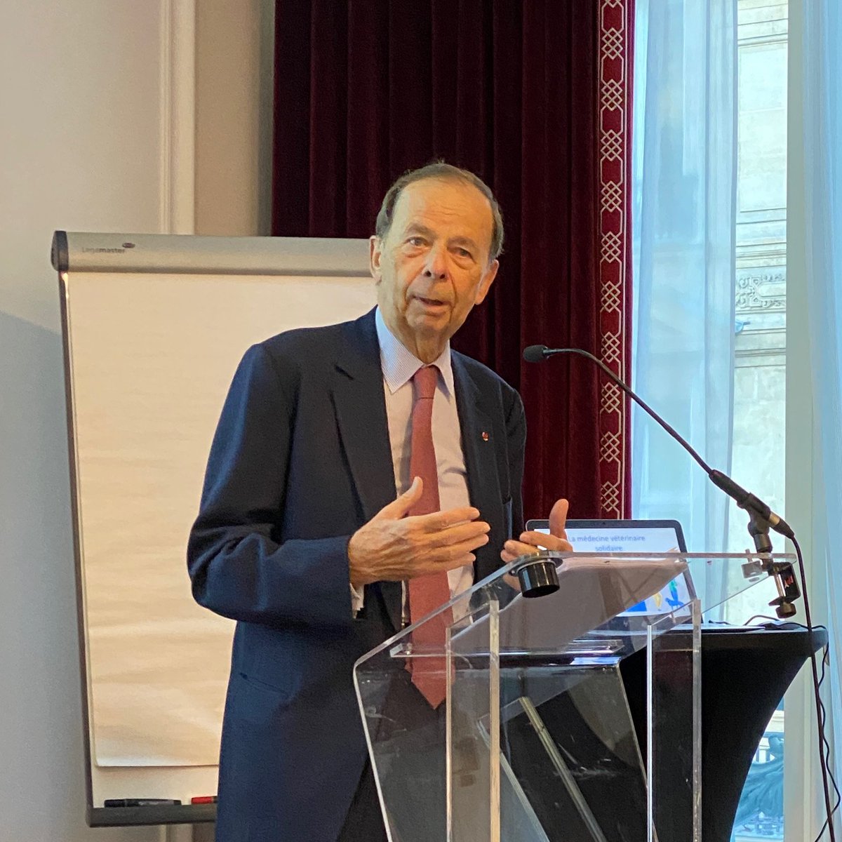 “La médecine #vétérinaire solidaire est une évidence de principe et de pratique.” Souvent assurée de manière informelle, elle mérite une réflexion sur les décisions individuelles des vétérinaires. Présentation de l’avis du comité par <a href="/LouisSchweitzer/">Louis Schweitzer</a> 
Thread⬇️