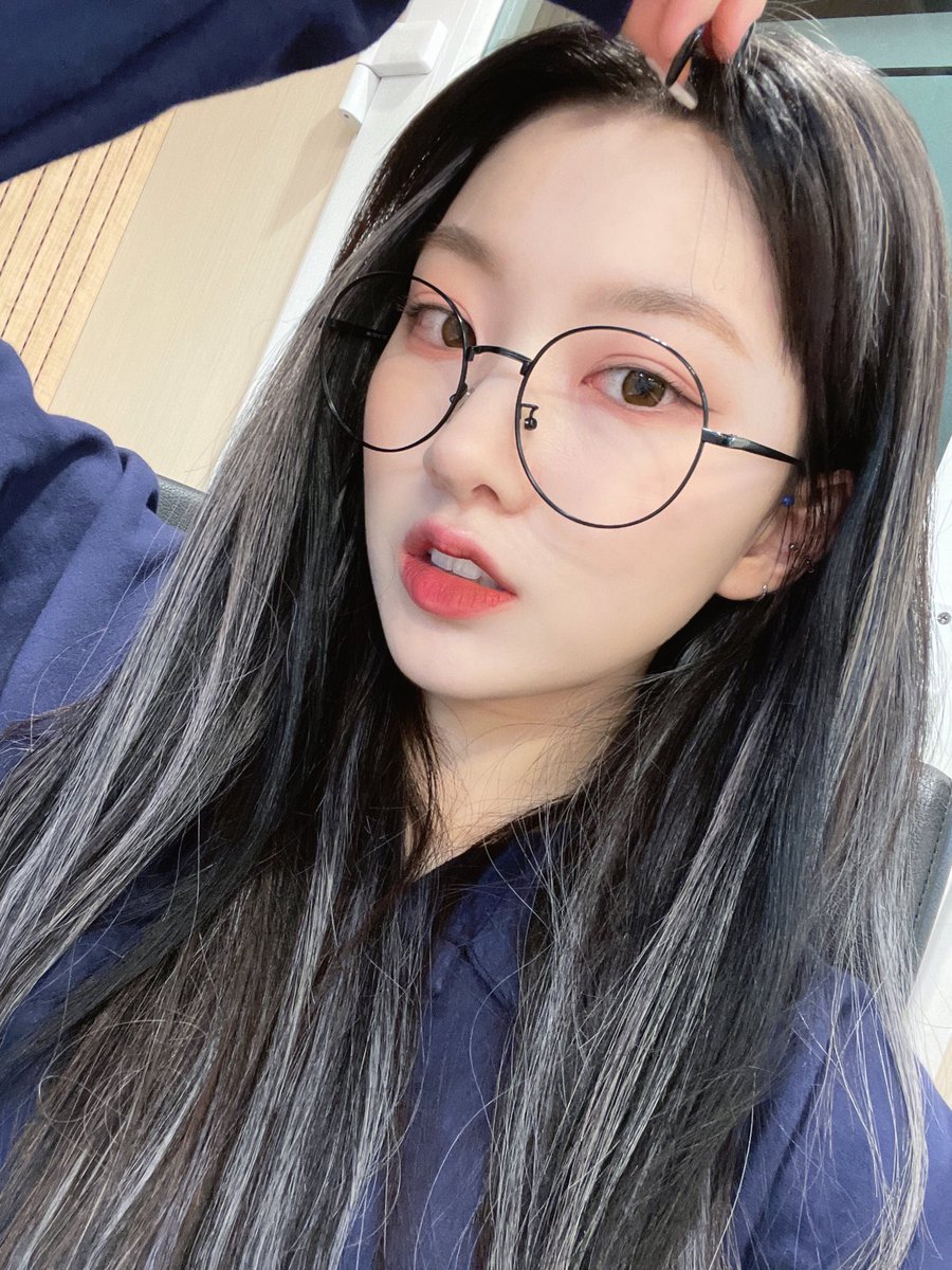 DreamnoteBr's tweet image. [#INSTAGRAM🐰] 28.10.21 — Atualização da Youi. 

"Faz tempo que não uso óculos 🥸" 
-
#Dreamnote #드림노트 #Youi @iMe_Dreamnote