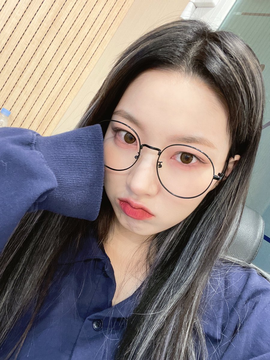 DreamnoteBr's tweet image. [#INSTAGRAM🐰] 28.10.21 — Atualização da Youi. 

"Faz tempo que não uso óculos 🥸" 
-
#Dreamnote #드림노트 #Youi @iMe_Dreamnote