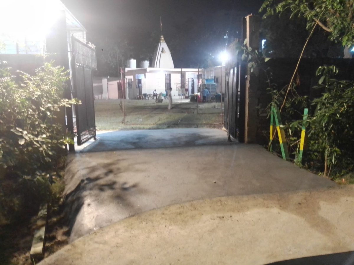 JasraReema's tweet photo. @GNN_Support @GzbNagarNigam @AMRUTCityGzb @Mayor_Ghaziabad @citycommissioner cemented ramp  construction into the park by unknown.Park  maintained by  nearby residents.Concerned authorities please investigate why ramp needed here in the first place. https://t.co/iDg3r5sW6U