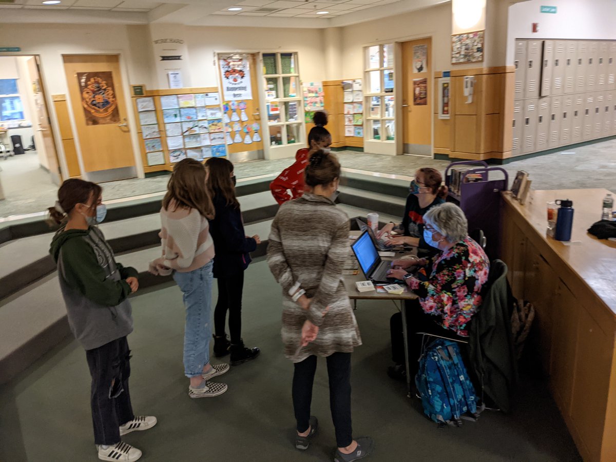 IPSKmsHSLibrary's tweet image. Today IMS welcomes @ipswichpl1 to sign up 6th graders up with their very own library cards! Last week they signed up 7th grade &amp;amp; next week will be our 8th graders! Teachers are also welcome to come sign up for an Ipswich Public Library card even if they don't live in Ipswich!