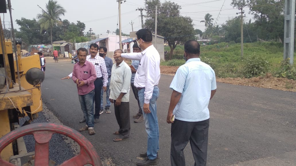 Er. Tushar Kanta Panda, Chief Construction Engineer, Central Circle &amp; other <a href="/PWDBhubaneswar/">PWD Bhubaneswar</a> officials inspected the ongoing widening of the road to four lane from Chandaka to Pitapalli of Old Cuttack Ganjam Road. The project is at finishing stage &amp; will complete by Nov 2021.