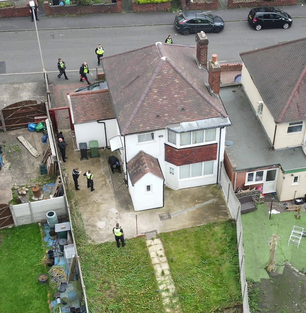 dronesWMP's tweet image. Assisting @DudleyPolice @DudleyInspector @CannabisTeamWMP @dudleymbc  and @FSU_WMP  With a warrant after @NPASMidlands detected a large heat source in an address. One large Cannabis factory discovered.#teamwork #dronesforgood