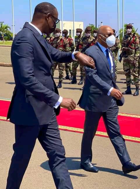 oxdamocles's tweet photo. Départ du Persona non grata de la CEDEAO en présence du Ministre @AbdoulayeDiop8 qui vérifie son heure de départ (Je sais que c’est un fake mais j’y crois quand même 😂😂😂) #Mali https://t.co/4vAYCNKBqm
