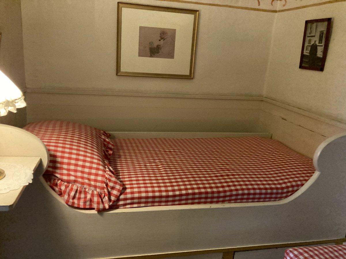 FranskMat's tweet photo. Home sweet home- på svenska blir det Carl Larsson-romantik. Fast det var 7-barnsmor Karin som var konstnärinna, nytänkare, textilkonstnär & designer. Sängen har IKEA ogenerat kopierat! #Sundborn #karinlarsson https://t.co/6jPEcTOsex