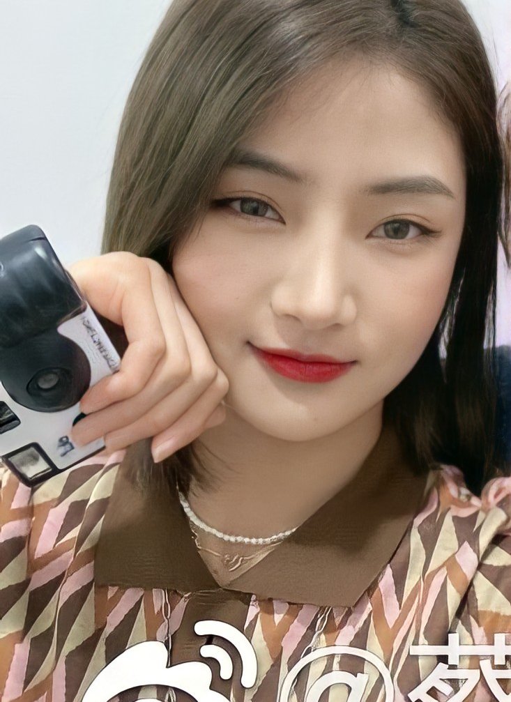 ilyubing's tweet photo. so cai bing really gave the necklace to yujin??? 😭 https://t.co/gowTCDP48D