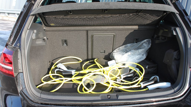 EVserviceEU's tweet photo. 👋Last van een losse kabel in de auto die teveel ruimte in beslag neemt?💡 Ev reel is de oplossing!🔥 Wat vinden jullie hiervan? 
Dit moet ik hebben of dit is handig maar onnodig?❤️Wij horen en helpen u graag!
👉https://t.co/MS867ZFB3A👈⚡️

⬆Instructievideo staat op de website⬆ https://t.co/AQZ31K9Uxg