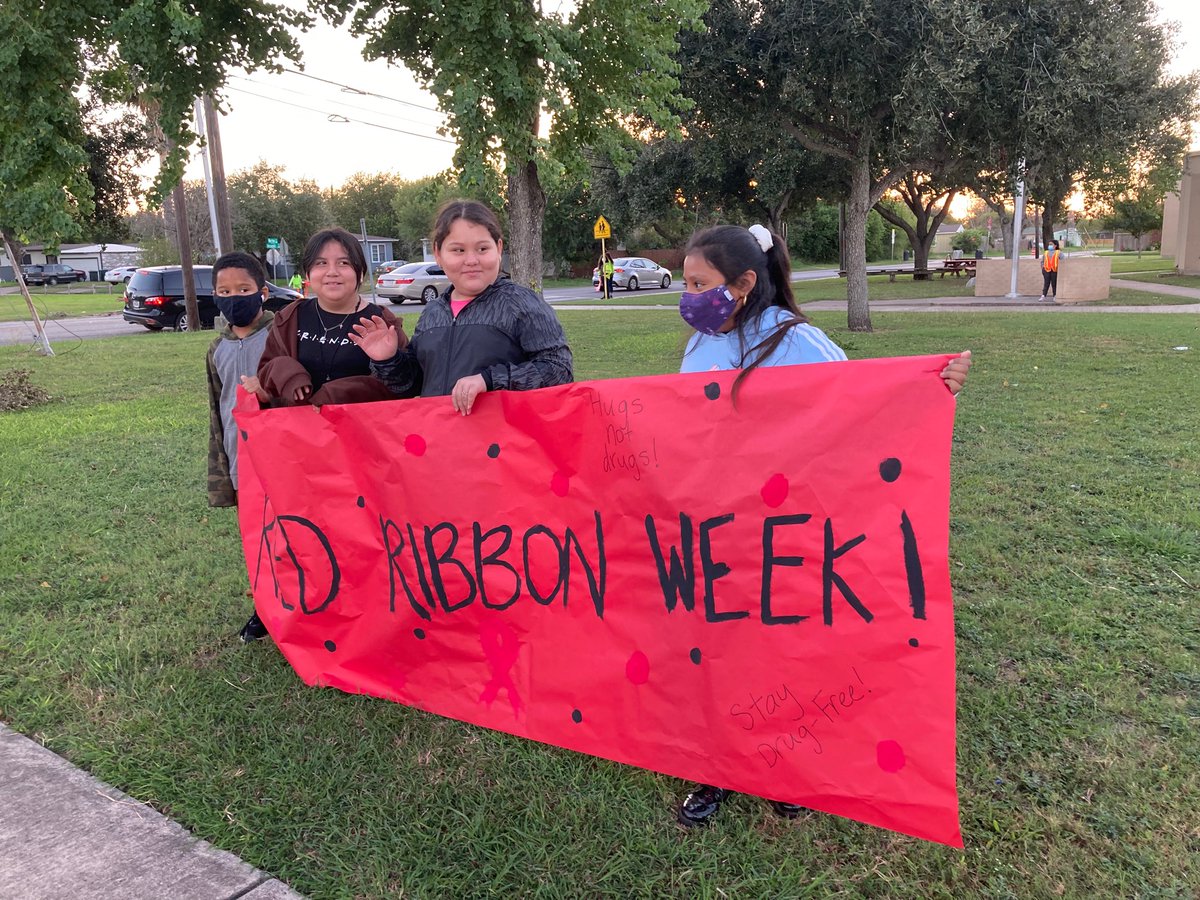BandTexan's tweet photo. Thank you to the Sam Houston Bobcats for allowing us to help greet the students this morning! #CCISDproud #Texanpride https://t.co/L0pIZc6UjT