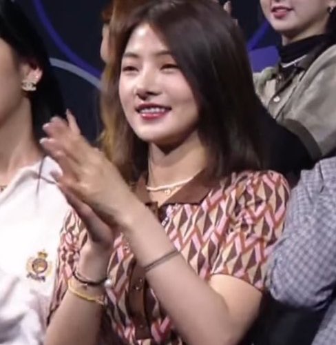 cai bing confirmed that the necklace yujin wore in the finale was a gift that she gave her, they have indeed matching necklaces 🤍