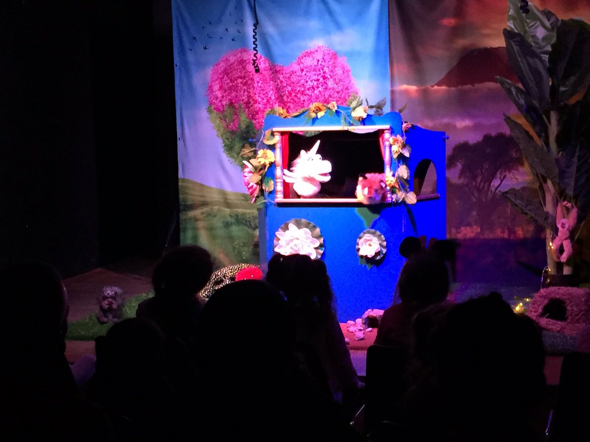 Th_Alphabet's tweet photo. La fête des théâtres c’était aussi pour les enfants avec les aventures de Lainy dans Le vilain petit mouton et le secret de la poule au n’œuf d’or !!! Merci à tous les nombreux amis venus l’aider !! https://t.co/SXjgQHtwzz