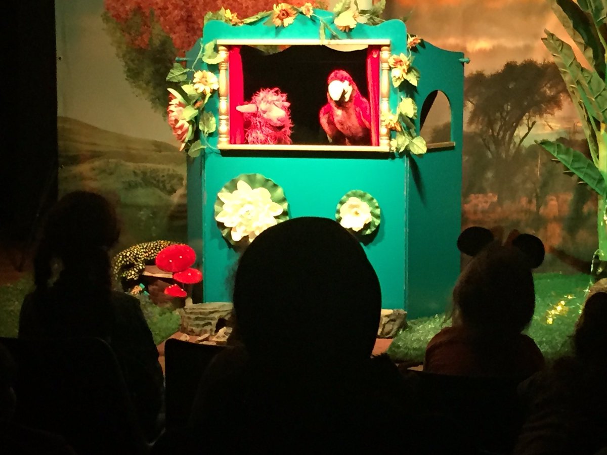 La fête des théâtres c’était aussi pour les enfants avec les aventures de Lainy dans Le vilain petit mouton et le secret de la poule au n’œuf d’or !!! Merci à tous les nombreux amis venus l’aider !!