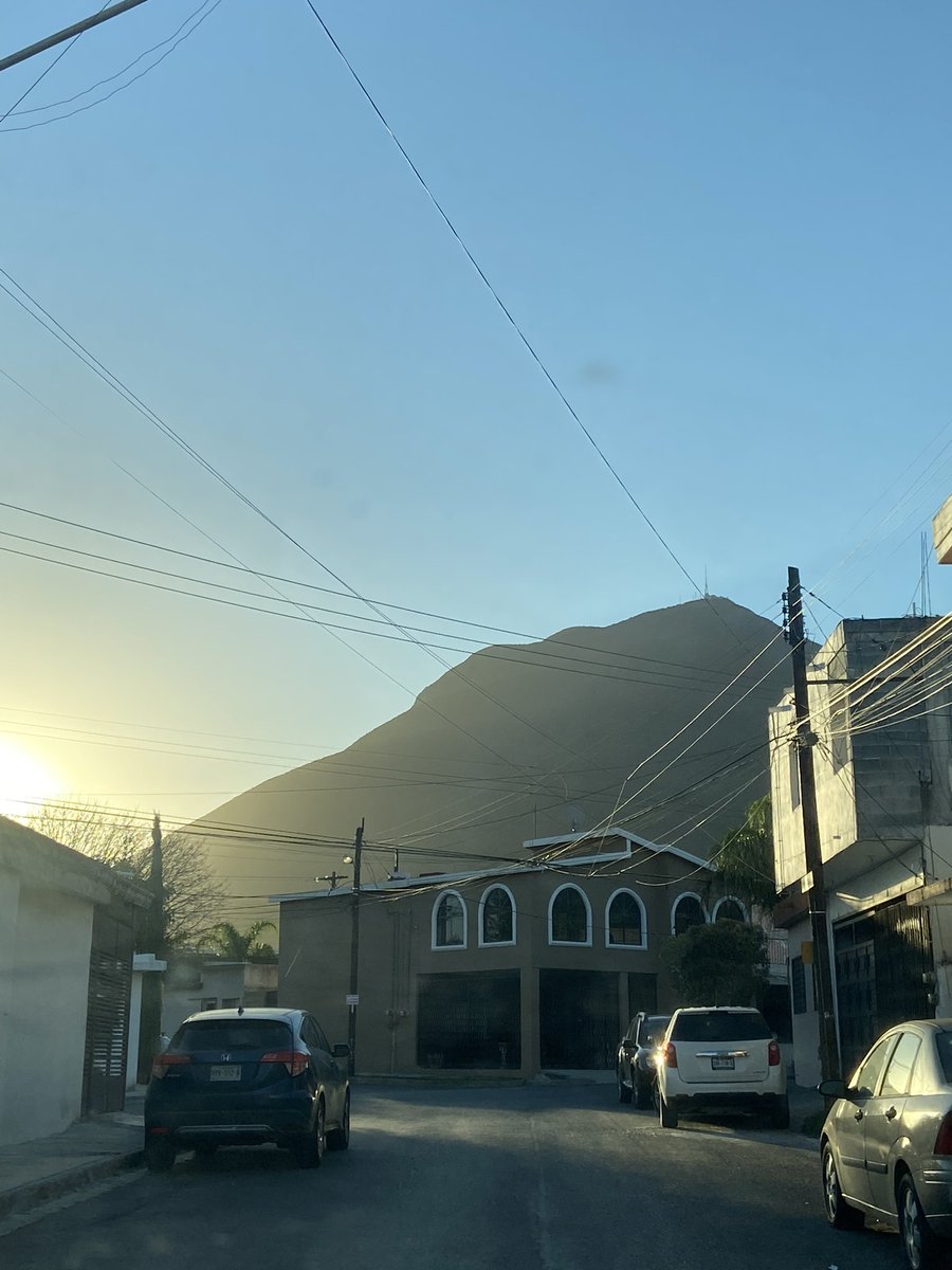 JuanMaPeV's tweet photo. Buenos días Familia la mañana es la que Rinde! Así se asoma el Señor Sol por mi Rancho! 🙌🏻☀️🙏🏻 https://t.co/qbGPOOd87c