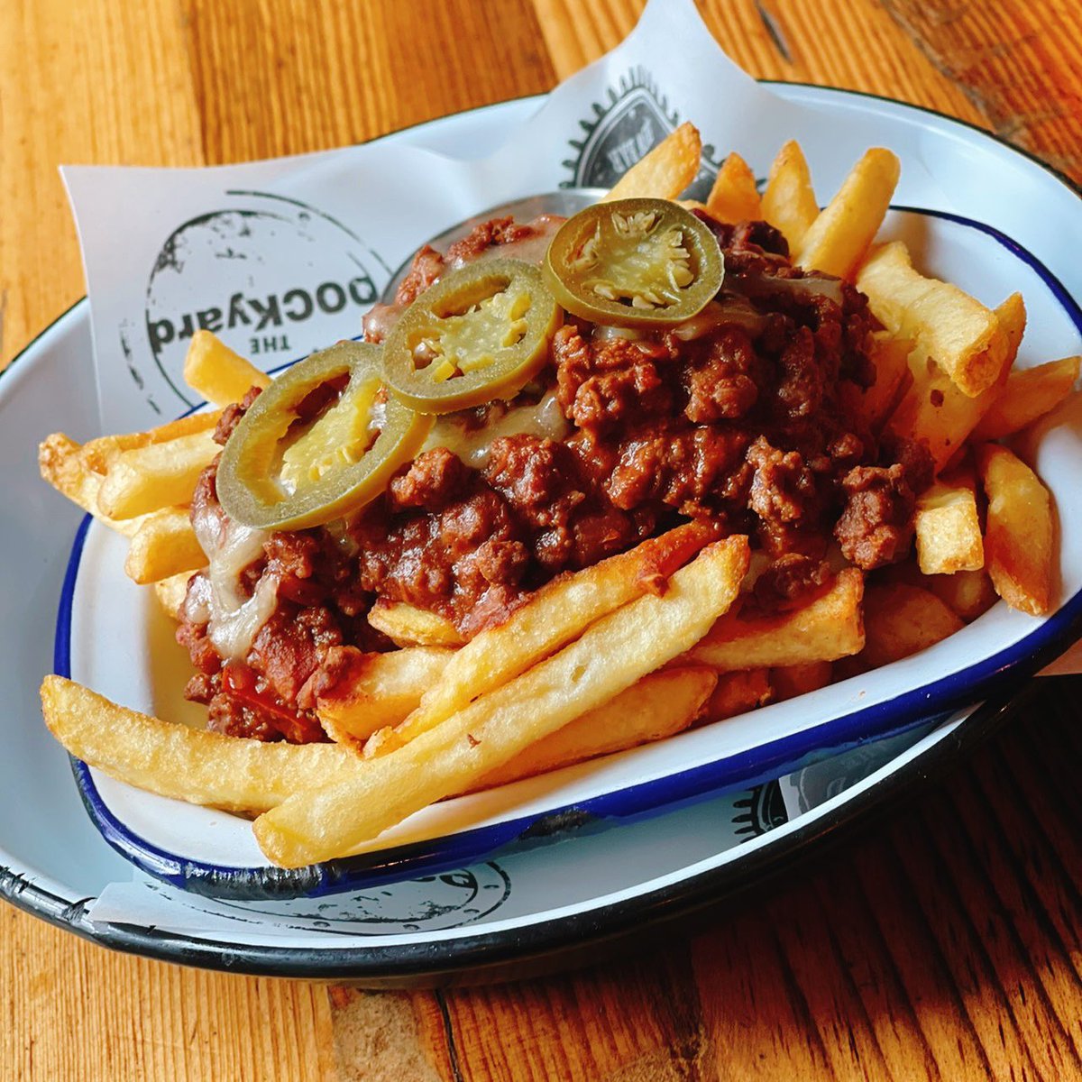 There’s only one way to eat fries and that’s loaded to the brim with cheese and chilli! 🤤

#gasworksfs 
#gasworksmanchester 
#firststreetmcr 
#gasworksbrewbar 
#manchesterbar 
#manchester 
#manchesterbarsandpubs