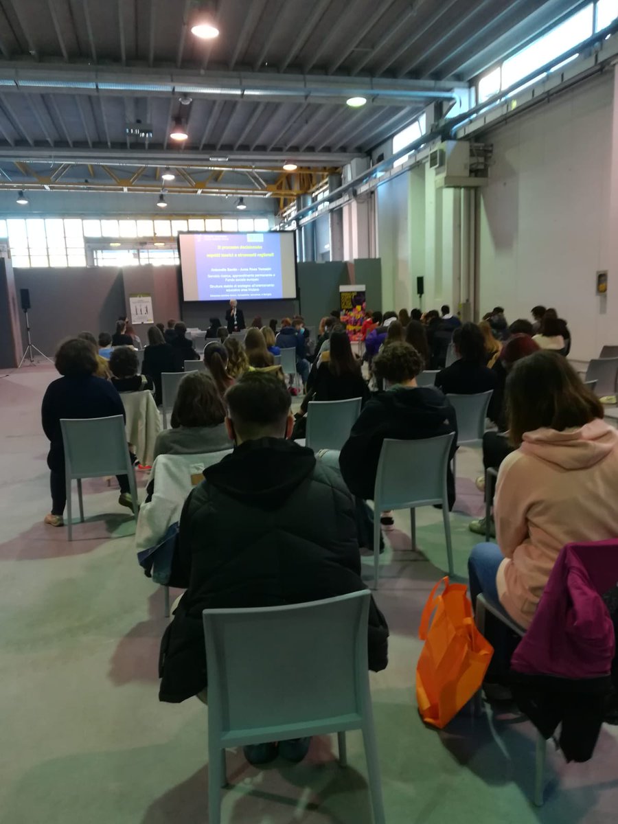 GiovaniFvg's tweet photo. Fiera Punto Di Incontro a Pordenone! 😊
Tanti ragazzi visitano lo stand della #RegioneFVG e partecipano ai workshop sulle opportunità offerte dai Servizi per il lavoro #lavoroFVG, per l'orientamento #orientamentoFVG e da #EuresFVG. 
Ci siamo anche noi di #giovaniFVG! https://t.co/xV0YkVNUDR