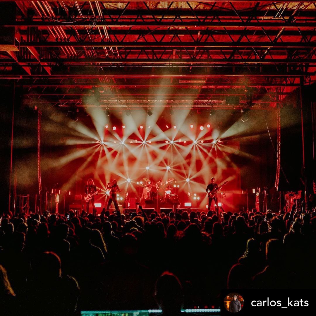 Sharing our #TourShotThursday from Salt Lake City out with #TheStruts &amp; a #lightingdesign by Carlos Katsurayama using a rig with <a href="/Robelighting/">Robe Lighting</a> #MegaPointe luminaires supplied by <a href="/LITlighting/">LIT Lighting</a>.

#therobeway #robelighting #robeontour #litlighting #concertlighting #concertdesign