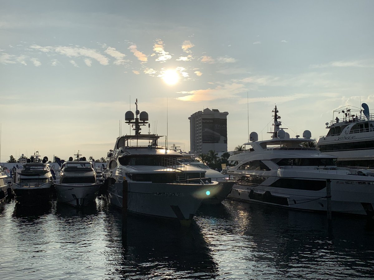 bcirce's tweet photo. Beautiful day for a boat show. At the 5th Marine Research Hub breakfast learning about protecting our oceans. #Starmark #FLIBS2021 #FLIBS #MIASF #FAU #UM @flibsofficial @MIASF61 https://t.co/BfaY7VibgQ