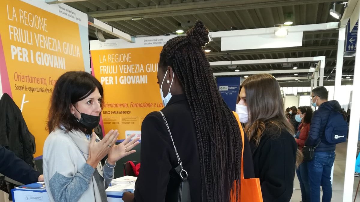 GiovaniFvg's tweet photo. Fiera Punto Di Incontro a Pordenone! 😊
Tanti ragazzi visitano lo stand della #RegioneFVG e partecipano ai workshop sulle opportunità offerte dai Servizi per il lavoro #lavoroFVG, per l'orientamento #orientamentoFVG e da #EuresFVG. 
Ci siamo anche noi di #giovaniFVG! https://t.co/xV0YkVNUDR