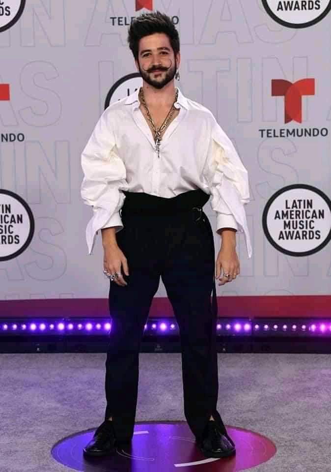 CurrumeoMD's tweet photo. Cuando me iban a comprar el uniforme del colegio y mamá decía " Sal para ver como te queda" https://t.co/hjJ1xKtzku