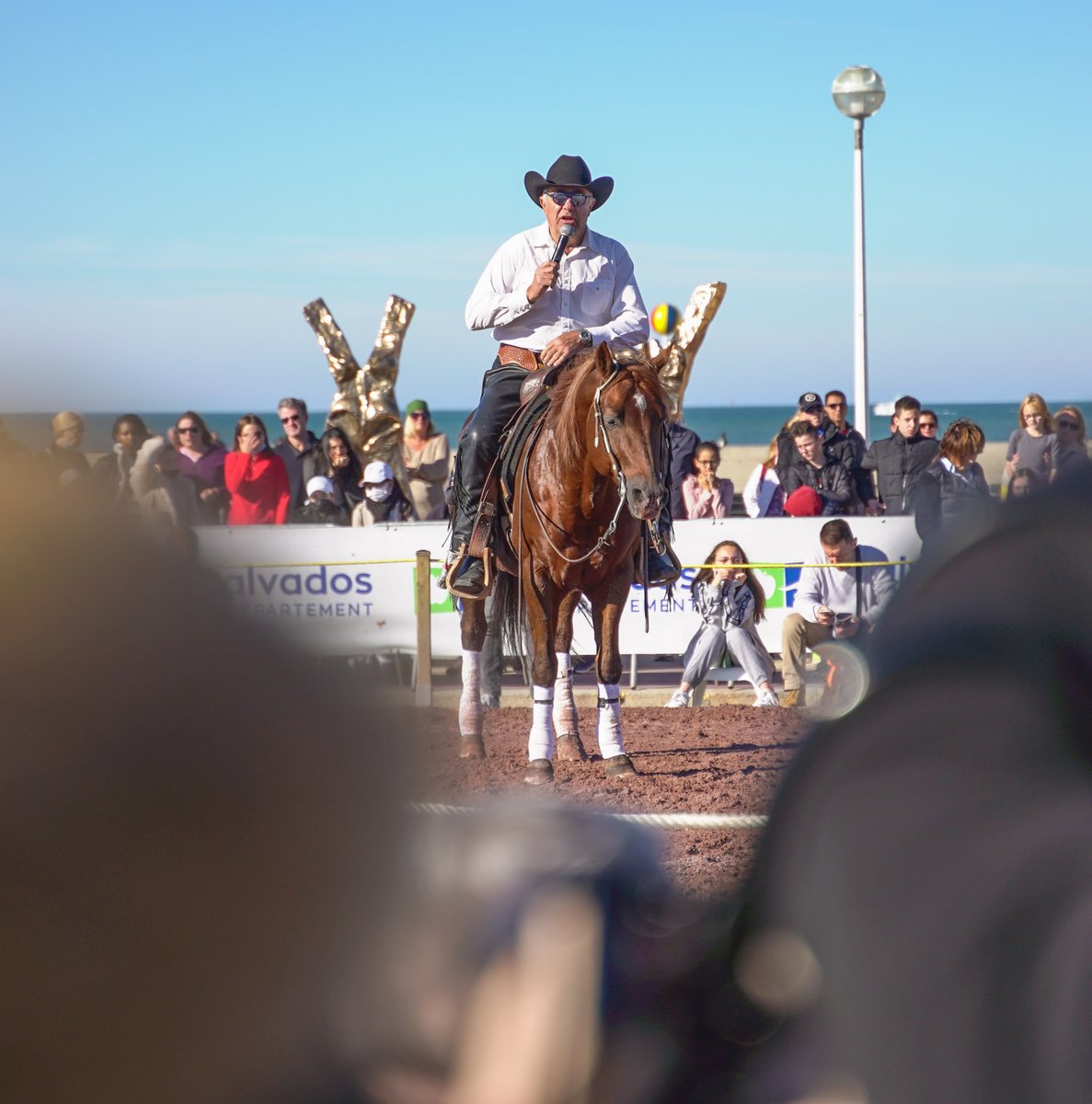 DeauvilleFr's tweet photo. LE VILLAGE DES EQUIDAYS EST OUVERT !🐴
Dès maintenant, et jusqu'à 17h30, sur le boulevard de la mer, côté port, le village des Equidays est à Deauville, suivi de la Grande Parade défilera dans toute la ville.🐎 @CalvadosDep
#equidays #horses #cheval #normandie #village #spectacle https://t.co/Fu0qd7oWSe
