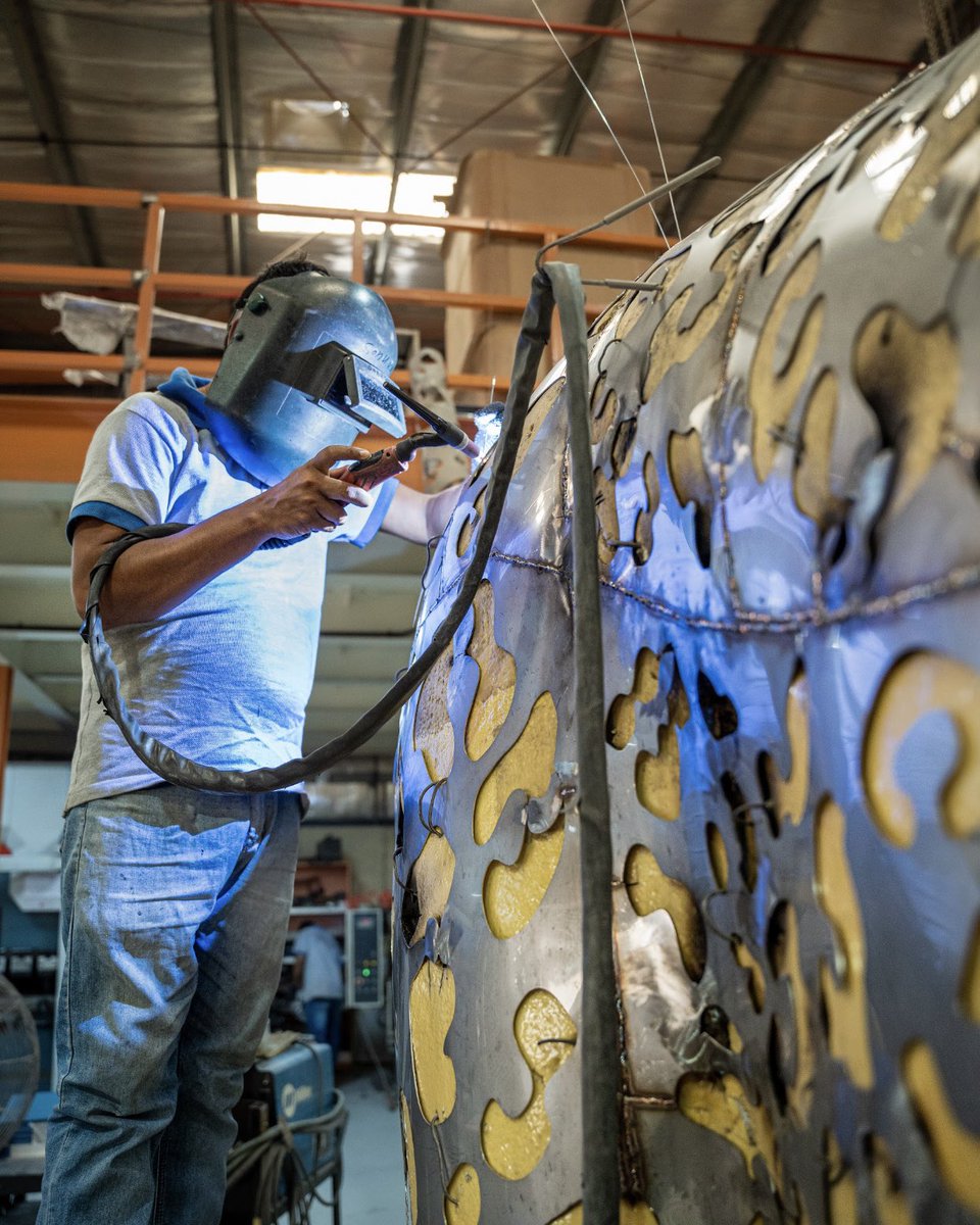 teamvisual_tvs's tweet image. Did you know that Team Visual Solutions is set over an expansive of 65,000 sq. km, with over 200 creative professionals? 💪⚙️

#retailprojects #customization #metalfabrication #metalwork #displayproduction #ddf #retail #mydubai #uae #visualmerchandising #welding #bespoke