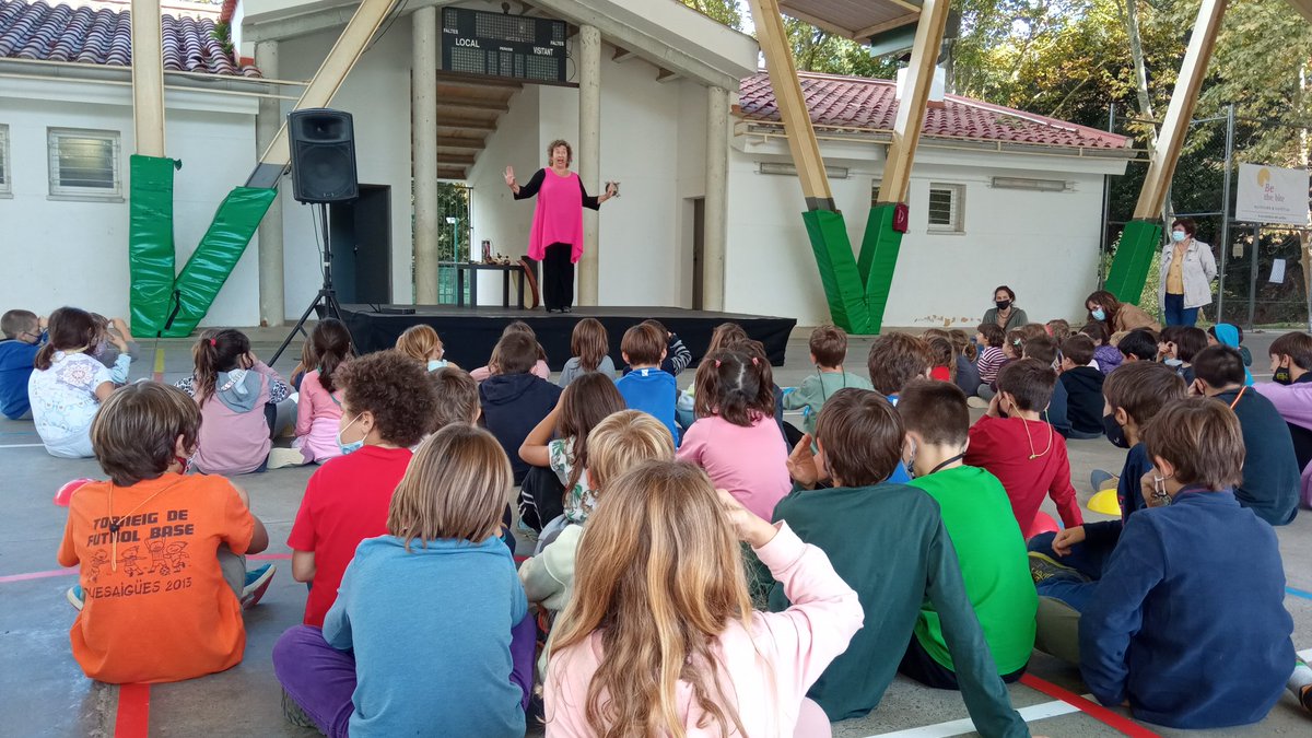 EscolaOrrius's tweet photo. Avui iniciem les activitats de la castanyada amb contes de la mà de la Sandra Rossi i el @MontnegreB hem conegut en #RudyardKipling https://t.co/8b5YlO56mZ