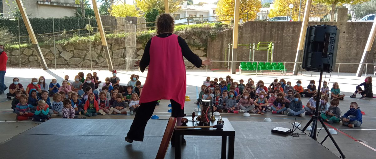 EscolaOrrius's tweet photo. Avui iniciem les activitats de la castanyada amb contes de la mà de la Sandra Rossi i el @MontnegreB hem conegut en #RudyardKipling https://t.co/8b5YlO56mZ