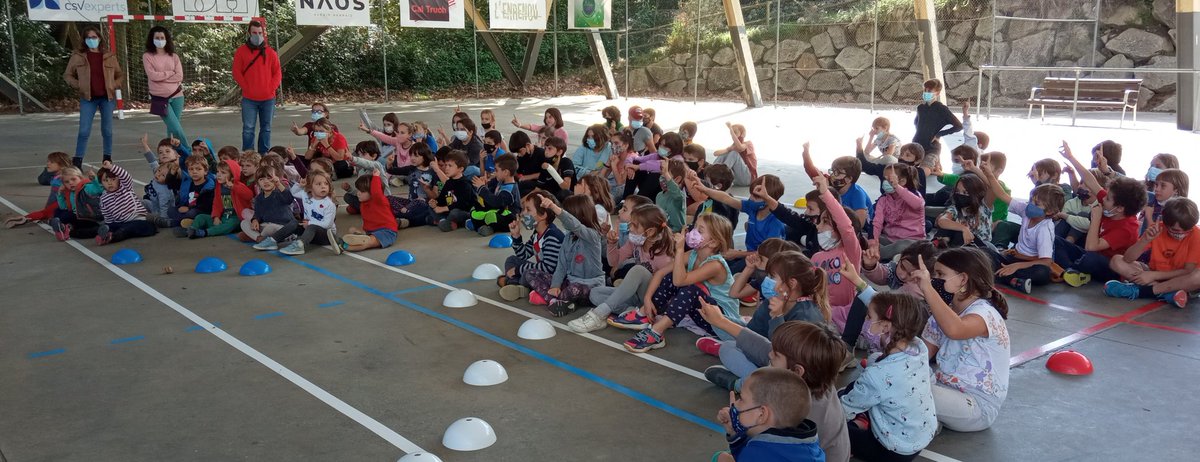 EscolaOrrius's tweet photo. Avui iniciem les activitats de la castanyada amb contes de la mà de la Sandra Rossi i el @MontnegreB hem conegut en #RudyardKipling https://t.co/8b5YlO56mZ