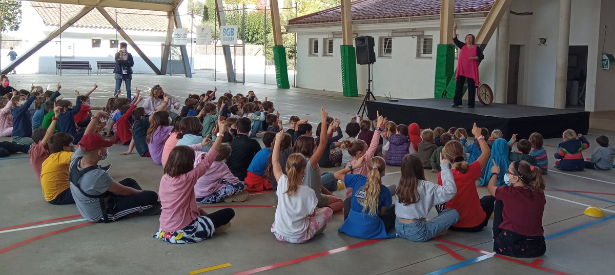 EscolaOrrius's tweet photo. Avui iniciem les activitats de la castanyada amb contes de la mà de la Sandra Rossi i el @MontnegreB hem conegut en #RudyardKipling https://t.co/8b5YlO56mZ