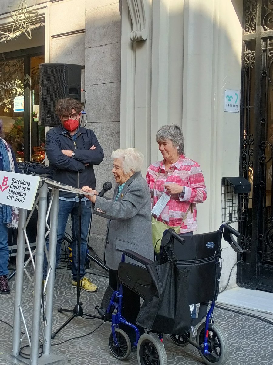 mnunesal's tweet photo. Avui, ha quedat inaugurada la placa que recorda Joan Perucho, a la Av. República Argentina, 248, on va viure.
Ha estat un acte entranyable per la presència de la v��dua i les  filles de l'escriptor.
@JuliaGuillamon n'ha fet glossa.
@AnyPerucho https://t.co/x6RUtnoTVJ