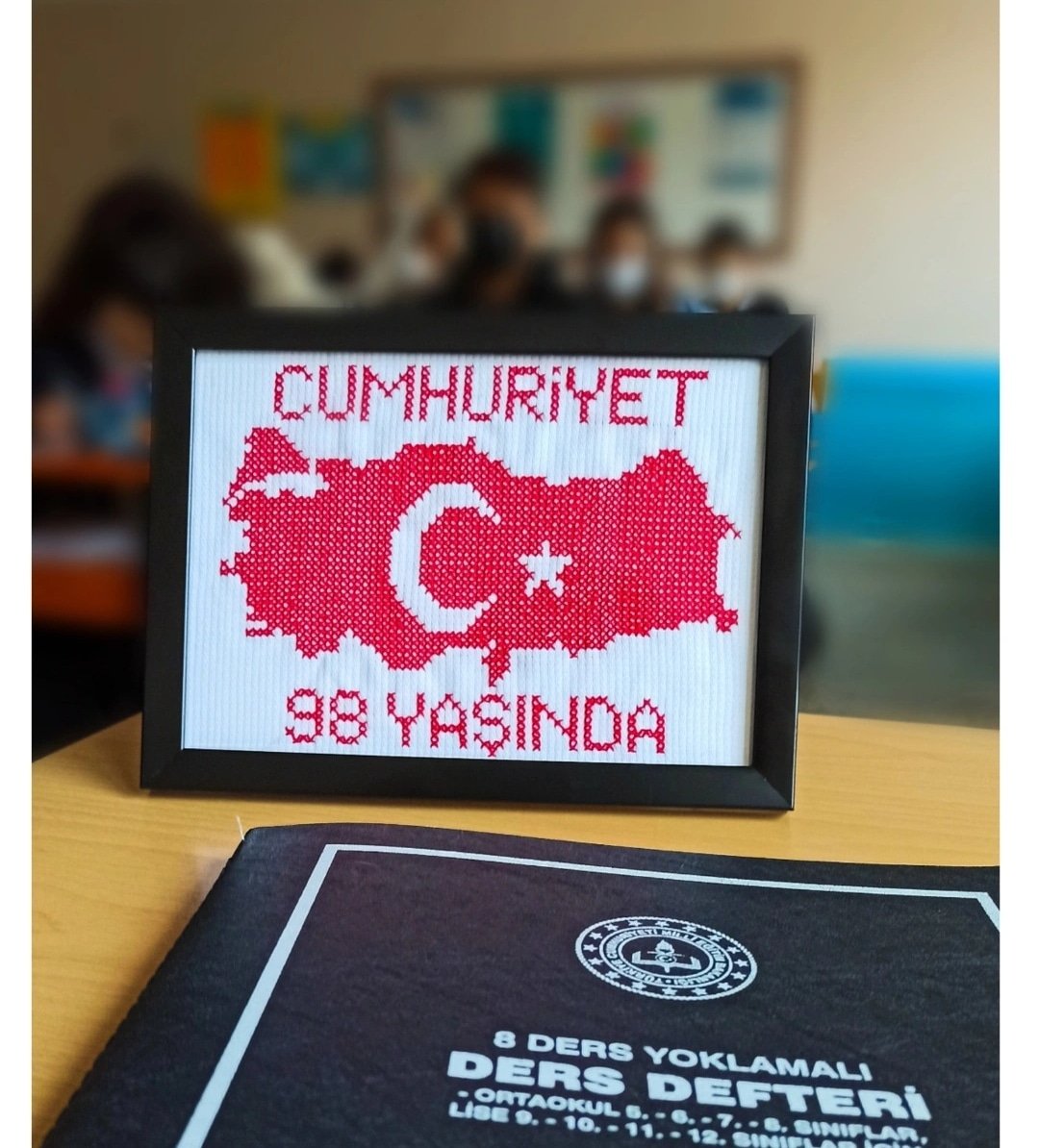 demetarslan0's tweet photo. Cumhuriyet Bayramımız Kutlu Olsun. ♥️ #29EkimCumhiyetBayramı 
Ali Zorbilmez, 9/A, Etamin Calışması https://t.co/KyUF6qHO09